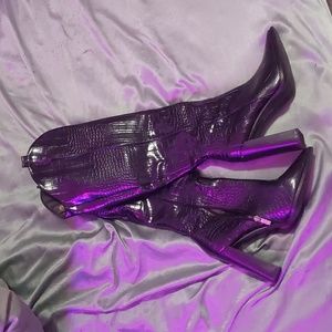 Knee high black textured heeled boots